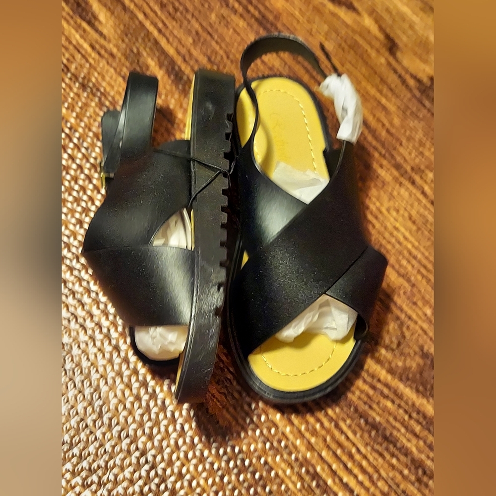 Chic Black Cross Strap Sandals